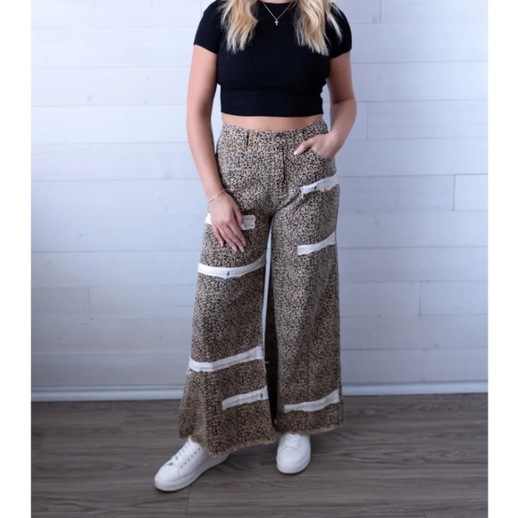 NEW POL Leopard Print Jeans - Picture 2 of 2